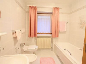 Badezimmer mit Badewanne, Dusche, WC und Bidet