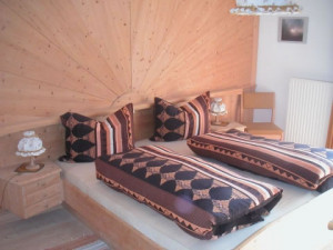  Schlafzimmer in edlen Massivholzmöbeln
