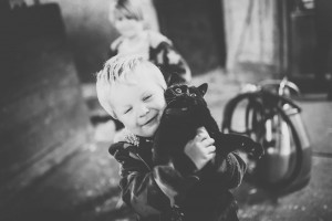 bambini nella stalle mungitrice e animali