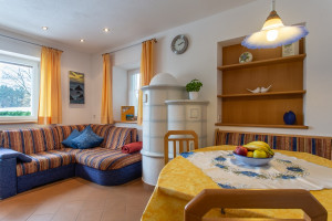 Soggiorno con stufa in maiolica